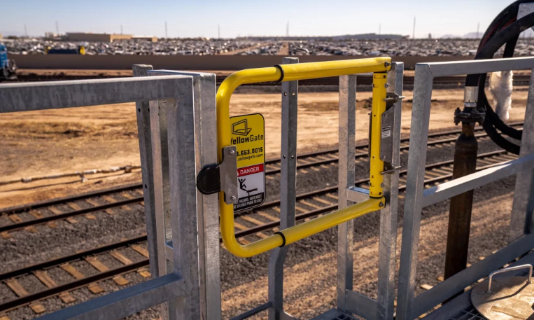 YellowGate verstelbare veiligheidspoort, geschikt voor industriële toepassingen, met een breedte van 61 tot 91 cm en universeel montagesysteem.